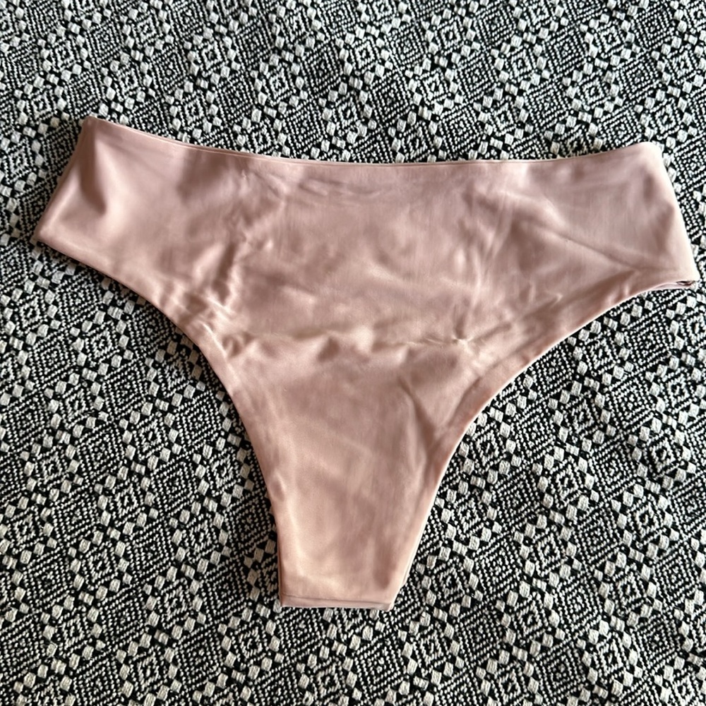 Bikini - Picture 3 of 5